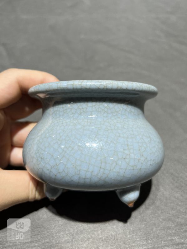 清乾隆 仿汝釉三足鬲式炉 - 图2